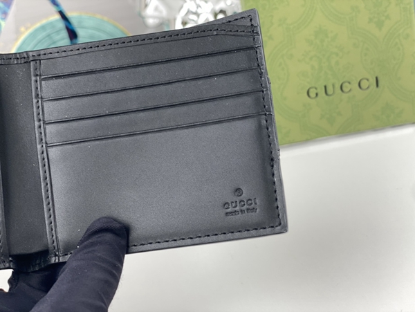 グッチ財布コピー着用イメージ